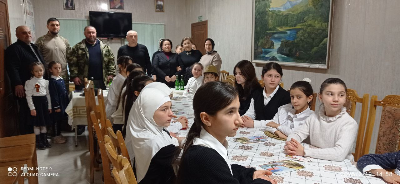 Волонтеры движения «Источник добра» при Ахтынском Комплексном центре встретились в преддверии Дня защитника Отечества с семьей Магомедшарипа Магомедова